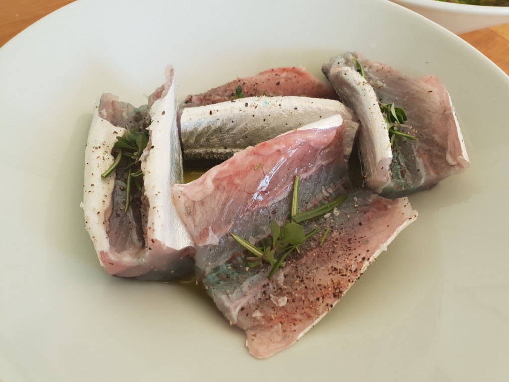 Da hornfisken var renset, kunne de skæres i 5 stykker og fyldes med rosmarin og timian inden den blev smurt med olivenolie og smidt på grillen